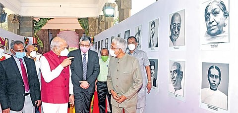 நாடு சுதந்திரம் பெற்று 75 ஆண்டுகள் நிறைவடைய உள்ளதை கொண்டாடும் வகையில் ‘அம்ரித் மஹோத்சவ்’ நிகழ்ச்சியின் தொடக்கவிழா சென்னை கிண்டியில் உள்ள காந்தி மண்டபத்தில் நேற்று நடந்தது. இந்நிகழ்ச்சியை ஆளுநர் பன்வாரிலால் புரோஹித் தொடங்கி வைத்து புகைப்பட கண்காட்சியை பார்வையிட்டார். உடன் சுற்றுலாத் துறை செயலர் விக்ரம் கபூர், செய்தித் துறை செயலர் மகேசன் காசிராஜன், இயக்குநர் பாஸ்கர பாண்டியன் உள்ளிட்டோர். படம்: ம.பிரபு