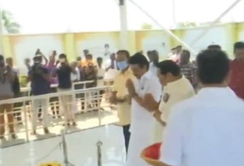 கருணாநிதி நினைவிடத்தில் மரியாதை செலுத்திய ஸ்டாலின்.