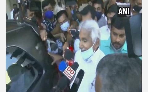 கேரள முன்னாள் முதல்வர் உம்மன் சாண்டி பேட்டி அளித்த காட்சி: படம்| ஏஎன்ஐ.