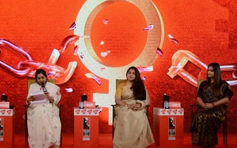 அரசியலில் பெண்களைச் சில ஆண்கள் வெற்றி பெற விடுவதில்லை: குஷ்பு பேச்சு