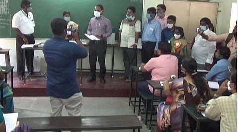 மானாமதுரை பெண்கள் மேல்நிலைப் பள்ளியில் வாக்குப்பதிவு அலுவலர்களுக்கான பயிற்சி வகுப்பை பார்வையிட்ட மாவட்ட ஆட்சியர் பி.மதுசூதன்ரெட்டி.