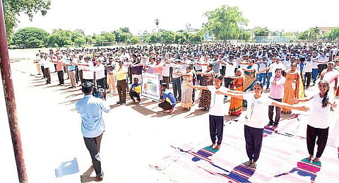 அண்ணாமலை பல்கலைக்கழக யோக கல்வி மையத்தின் சார்பில் உலக யோகாசன தினத்தில் பொதுமக்கள், மாணவர்கள் இணைந்து பங்கேற்ற யோகா பயிற்சி நடைபெற்றது.
