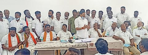 கடலூரில் நடந்த அதிமுக கூட்டணி கட்சிகள் ஆலோசனை கூட்டத்தில் கடலூர் அதிமுக வேட்பாளரும் அமைச்சருமான எம்சி. சம்பத் பேசினார்.