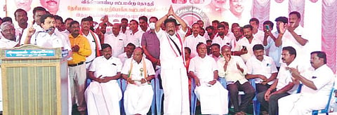 விக்கிரவாண்டி அடுத்த பனையபுரத்தில் நடந்த கூட்டத்தில் அதிமுக வேட்பாளர் முத்தமிழ்செல்வனை அறிமுகப்படுத்தி அமைச்சர் சிவி சண்முகம் பேசுகிறார்.