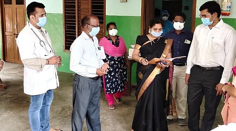 தஞ்சாவூர் அருகே அம்மாபேட்டையில் உள்ள பள்ளியில் கரோனா தொற்று இருந்ததாக கண்டறியப்பட்ட பள்ளியில் தஞ்சாவூர் மாவட்ட ஆட்சியர் கோவிந்தராவ் இன்று பள்ளிக்கு சென்று ஆசிரியர்களிடம் நிலவரம் குறித்து கேட்டறிந்தார்.