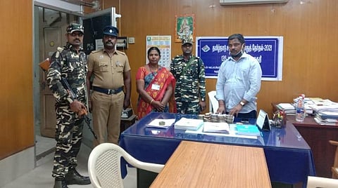 கரூர் அருகே மண்மங்கலத்தில் முட்டை லாரியில் உரிய ஆவணங்களின்றிக் கொண்டு செல்லப்பட்டு பறிமுதல் செய்யப்பட்ட ரூ.5.25 லட்சத்தை பறக்கும் படை குழு 4 அலுவலர் கவிதா கரூர் வட்டாட்சியர் சக்திவேலிடம் ஒப்படைத்தார்.