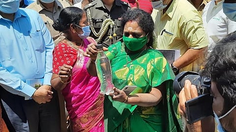 கருவடிக்குப்பம் பகுதியில் ஆய்வு செய்த ஆளுநர் தமிழிசை, வாட்டர் பாட்டிலில் எடுத்துவரப்பட்ட மாசு கலந்த குடிநீரை பார்வையிடுகிறார்