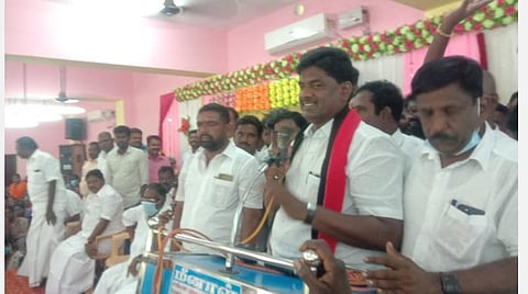 காளையார்கோவிலில் அதிமுக, கூட்டணிக் கட்சியினர் செயல்வீரர்கள் கூட்டத்தில் வேட்பாளர் செந்தில்நாதன் பேசினார்.