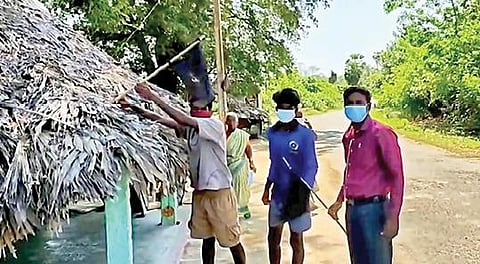 வந்தவாசி அடுத்த பாதூர் ஊராட்சியில் தேர்தல் புறக்கணிப்பை அறிவித்து வீடுகளில் கருப்பு கொடி ஏற்றப்பட்டது.