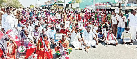 செய்யாறு அருகே மேல்மா கூட்டுச்சாலையில் அதிமுக வேட்பாளரை மாற்றக்கோரி நேற்று சாலை மறியலில் ஈடுபட்ட அதிமுகவினர்.