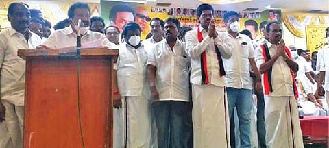 விழுப்புரம் தொகுதி திமுக வேட்பாளர் லட்சுமணனை ஆதரித்து பொன்முடி பேசுகிறார். அருகில் மாவட்ட செயலாளரான விக்கிரவாண்டி திமுக வேட்பாளர் புகழேந்தி உள்ளார்.