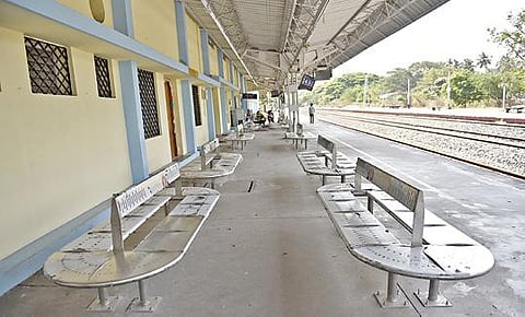 சேலம் டவுன் ரயில் நிலைய நடைமேடையில் பயணிகள் அமர புதிதாக அமைக்கப் பட்டுள்ள இருக்கைகள். படம்: எஸ்.குரு பிரசாத்