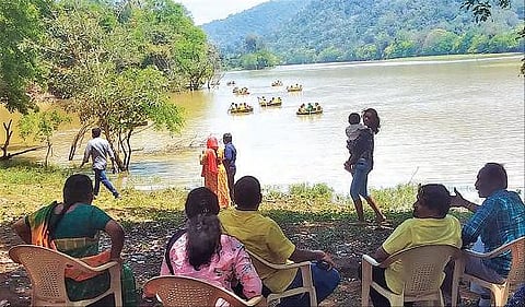 பரளிக்காடு சூழல் சுற்றுலா மீண்டும் தொடக்கம்: பரிசலில் பயணித்து சுற்றுலாப் பயணிகள் உற்சாகம்