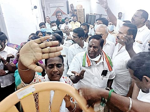காங்கிரஸ் கட்சி அலுவலகத்தில் நிகழ்ந்த மோதல்களை படம் எடுத்த புகைப்படக்காரர்களை தடுத்து வெளியே செல்லுமாறு கூறும் தொண்டர்கள். அருகில் முன்னாள் முதல்வர் நாராயணசாமி.படம்: செ.ஞானபிரகாஷ்