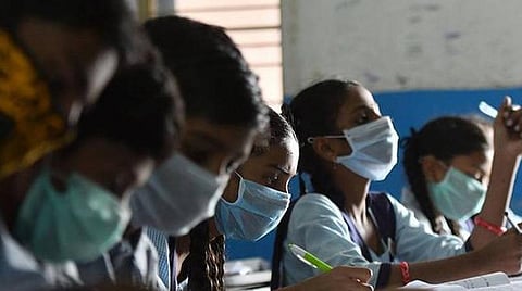 கரோனா தொற்று பாதிப்பை தடுக்க பள்ளி மாணவ, மாணவிகள் தீவிரமாக கண்காணிப்பு: சுகாதாரத் துறை செயலாளர் ஜெ.ராதாகிருஷ்ணன் தகவல்
