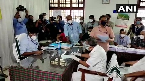 கேரள முதல்வர் பினராயி விஜயன் கண்ணூர் மாவட்ட ஆட்சியர் அலுவலகத்தில் இன்று வேட்புமனுத் தாக்கல் செய்த காட்சி: படம் | ஏஎன்ஐ.