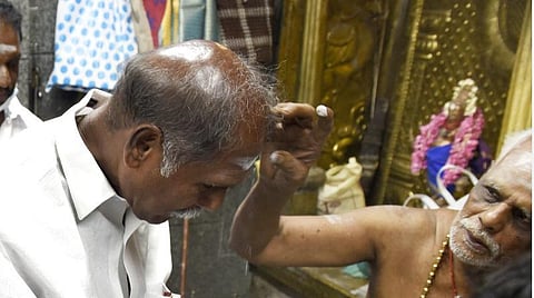 வேட்புமனு தாக்கல் செய்வதற்கு முன் என்.ஆர்.காங்கிரஸ் கட்சி தலைவர் ரங்கசாமி முருகன் ஆலயத்தில் நியமன விண்ணப்பத்தை வைத்து பூஜை செய்தனர். படம்: எம்.சாம்ராஜ்