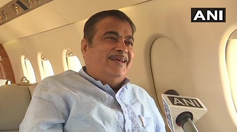 மத்திய அமைச்சர் நிதின் கட்கரி விமானத்தில் பேட்டியளித்த காட்சி: படம் | ஏஎன்ஐ.