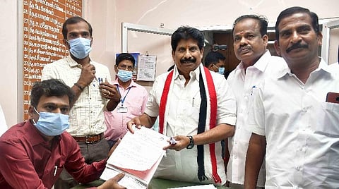 வேட்புமனுவைத் தாக்கல் செய்தார் கு.ப.கிருஷ்ணன்.