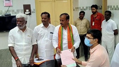 தேவகோட்டை கோட்டாட்சியர் அலுவலகத்தில் கோட்டாட்சியர் சுரேந்திரனிடம் வேட்புமனுத் தாக்கல் செய்த பாஜக வேட்பாளர் ஹெச்.ராஜா.