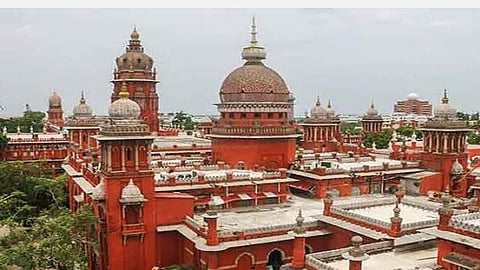 3 ஆண்டுகளுக்கு மேல் ஒரே இடத்தில் பணியாற்றுவோரை இடமாற்றம் செய்யக்கோரி வழக்கு: தேர்தல் ஆணையம் பரிசீலிக்க உயர் நீதிமன்றம் உத்தரவு