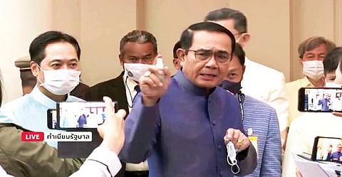 தாய்லாந்தின் பாங்காக் நகரில் பத்திரிகையாளர்கள் மீது கிருமி நாசினி தெளிக்கும் பிரதமர் பிரயூத் சான் ஓச்சா.