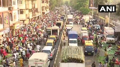 மும்பை தாதர் மார்க்கெட்டில் அலை மோதும் கூட்டம்