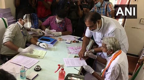 பாம்பாடி மண்டல அலுவலகத்தில் காங்கிரஸ் மூத்த தலைவர் உம்மன் சாண்டி இன்று வேட்புமனுத் தாக்கல் செய்த காட்சி: படம் | ஏஎன்ஐ.