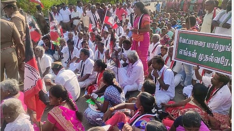 புதுக்கோட்டை மாவட்டம் கீரமங்கலம் அருகே பனங்குளத்தில் சாலை மறியலில் ஈடுபட்ட அதிமுகவினர்.