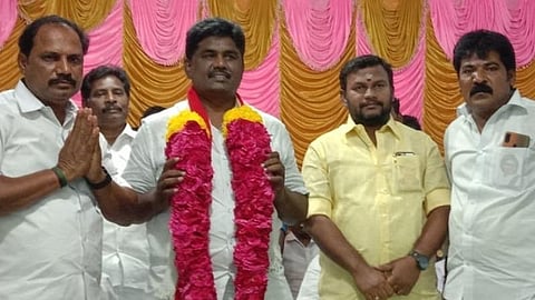 சிவகங்கையில் நடந்த அதிமுக செயல்வீரர்கள் கூட்டத்தில் வேட்பாளர் பி.ஆர்.செந்தில்நாதனுடன் நிற்கும் அமைச்சர் ஜி.பாஸ்கரனின் மகனும், ஒன்றியச் செயலாளருமான கருணாகரன்.