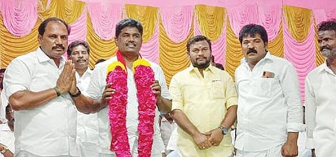 சிவகங்கையில் நடந்த அதிமுக செயல்வீரர்கள் கூட்டத்தில் வேட்பாளர் பி.ஆர்.செந்தில்நாதனுடன் அமைச்சர் ஜி.பாஸ்கரனின் மகனும், ஒன்றியச் செயலாளருமான கருணாகரன் பங்கேற்றார்.
