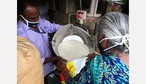 `ஒரே நாடு ஒரே ரேஷன் கார்டு' திட்டத்தில் பொருட்களை வழங்க ரேஷன் கடை விற்பனையாளர்கள் மறுப்பு