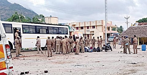 வள்ளாலப்பட்டி புதூரில் சிலை அகற்றப்பட்ட இடத்தில் குவிக்கப்பட்டுள்ள போலீஸார்.