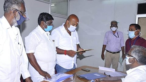 படம்: திருநள்ளாறு சட்டப்பேரவைத் தேர்தலில் சுயேட்சையாக போட்டியிட வேட்பு மனு தாக்கல் செய்த என்.ஆர்.காங்கிரஸ் கட்சியை சேர்ந்த முன்னாள் அமைச்சர் பி.ஆர்.சிவா