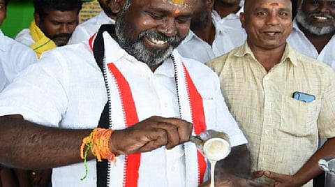 பொதுமக்களுக்கு 'டீ' போட்டுக் கொடுத்து ஆதரவு திரட்டிய வருவாய்த்துறை அமைச்சர் ஆர்.பி.உதயகுமார்