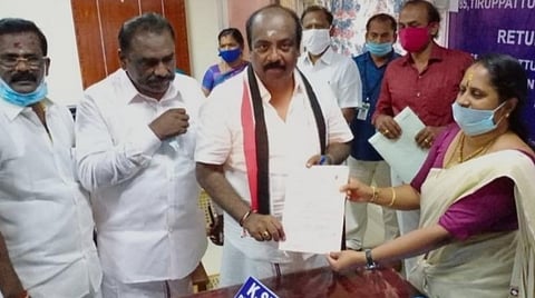 திருப்பத்தூர் வட்டாட்சியர் அலுவலகத்தில் அதிமுக வேட்பாளர் மருதுஅழகுராஜ் தேர்தல் நடத்தும் அலுவலர் சிந்துவிடம் வேட்புமனுத் தாக்கல் செய்தார்.