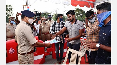 அதிகரிக்கும் கரோனா; காவல் ஆணையர் திடீர் ஆய்வு: கண்காணித்து நடவடிக்கை எடுக்க போலீஸாருக்கு உத்தரவு