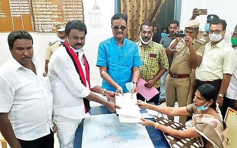 திருவண்ணாமலையில் மக்கள் நீதி மய்யத்தின் வேட்பாளர் இரா.அருள் நேற்று மனுத்தாக்கல் செய்தார். அடுத்த படம்: கீழ்பென்னாத்தூர் தொகுதியில் பாமக வேட்பாளர் செல்வகுமார் நேற்று மனுத்தாக்கல் செய்தார். கடைசிப்படம்: வந்தவாசி தொகுதியில் போட்டியிட மனுத்தாக்கல் செய்த திமுக வேட்பாளர் அம்பேத்குமார்.
