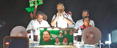 தேனி அருகே அரண்மனைப்புதூரில் பிரச்சாரம் செய்த துணை முதல்வர் ஓ.பன்னீர்செல்வம்.