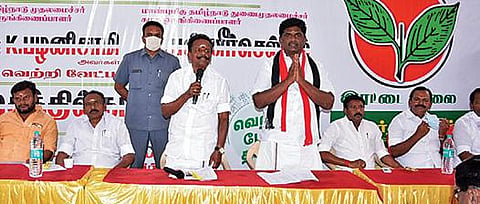 சிவகங்கையில் அதிமுக தேர்தல் அலுவலக திறப்பு நிகழ்ச்சியில் பேசினார் அமைச்சர் ஜி.பாஸ்கரன். அருகில் வேட்பாளர் பி.ஆர்.செந்தில்நாதன்.