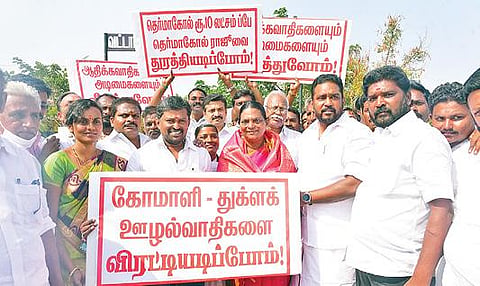 அதிமுக அரசு, செல்லூர் ராஜூவுக்கு எதிரான வாசகங்களுடன் ‘தெர்மோகோல்’ அட்டைகளை ஏந்தியபடி வேட்பு மனுத் தாக்கலுக்கு வந்த மதுரை மேற்குத் தொகுதி திமுக வேட்பாளர் சின்னம்மாள். படம்: எஸ்.கிருஷ்ணமூர்த்தி