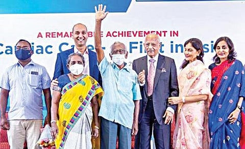சென்னை அப்போலோ மருத்துவமனையில் மிட்ராகிளிப் சிகிச்சையை வெற்றிகர மாக செய்து கொண்டவர்களுடன் அப்போலோ மருத்துவமனை குழும தலைவர் பிரதாப் சி.ரெட்டி, இதய சிகிச்சை நிபுணர் டாக்டர் சாய் சதீஷ், அப்போலோ மருத்துவமனை குழும துணைத் தலைவர் பிரீதா ரெட்டி, நிர்வாக இயக்குநர் சுனிதா ரெட்டி.