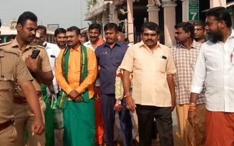 பழநி தண்டாயுதபாணி சுவாமி மலைக் கோயிலில் சுவாமி தரிசனம் செய்ய வந்த பாஜக மாநிலத் தலைவர் எல்.முருகன்.