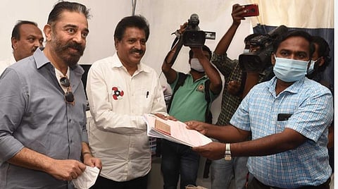 மக்கள் நீதி மய்யம் சார்பில் கோவை வடக்கு தொகுதியில் போட்டியிடுவதற்காக தேர்தல் நடத்தும் அலுவலரிடம் இன்று (மார்ச் 18) மனுத் தாக்கல் செய்த அக்கட்சியின் நிர்வாகக் குழு உறுப்பினர் ஆர்.தங்கவேலு. உடன், கட்சியின் தலைவர் கமல்ஹாசன் | படம்:ஜெ.மனோகரன்.