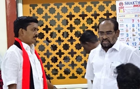திருப்பத்தூர் நகரச் செயலாளர் அலுவலகத்துக்கு வந்த எம்எல்ஏ நல்லதம்பியை நகரச் செயலாளர் எஸ்.ராஜேந்திரன் வரவேற்றார்.