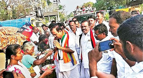 களம்பூரில் வாக்கு சேகரிப்பு பணியில் ஈடுபட்ட அதிமுக வேட்பாளர் அக்ரி எஸ்.எஸ்.கிருஷ்ணமூர்த்திக்கு ஆரத்தி எடுத்த பெண்கள்.