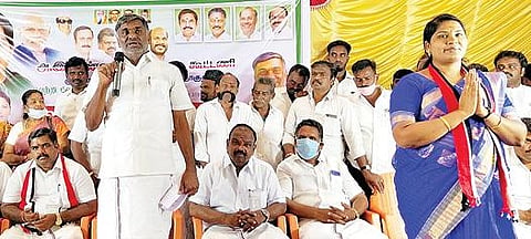 குடியாத்தத்தில் நடைபெற்ற அதிமுக வேட்பாளர் அறிமுக கூட்டத்தில் பேசும் அமைச்சர் கே.சி.வீரமணி.