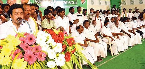 விழுப்புரத்தில் அதிமுக கூட்டணி கட்சி நிர்வாகிகள் கூட்டத்தில் அமைச்சர் சி.வி.சண்முகம் பேசுகிறார்.