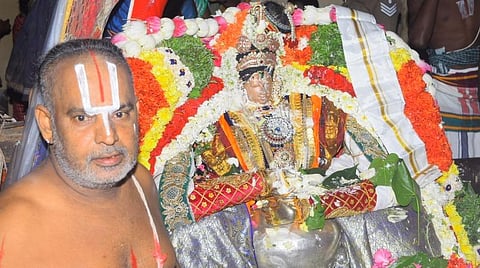 ராஜகோபால சுவாமி வெண்ணெய் திருடும் கண்ணன் அலங்காரத்தில் வெள்ளிக் குடத்தை கையில் ஏந்தியவாறு பக்தர்களுக்கு அருள்பாலித்தார்.
