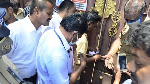 பூட்டிக் கிடந்த மதுரை கிழக்கு அதிமுக வேட்பாளர் அலுவலகத்தில் ரூ.200 கோடி இருப்பதாக பரவிய தகவல்: தேர்தல் அதிகாரிகள் ஆய்வால் பரபரப்பு